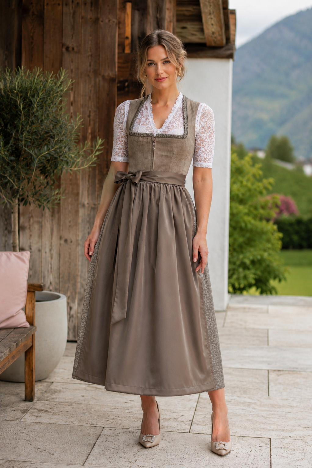 Langes Dirndl Nolwenn in braun - ALM1076